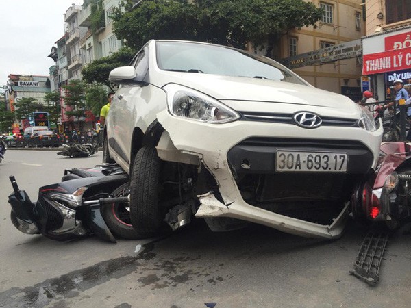 Hà Nội: Xe “điên” đâm hàng loạt phương tiện, 4 người nhập viện ảnh 4