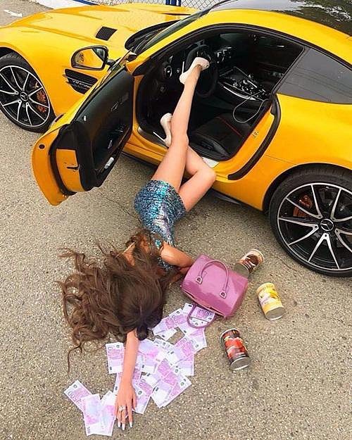 Giải mã trào lưu "ngã xe khoe đồ" đang thịnh hành trên mạng xã hội ảnh 4