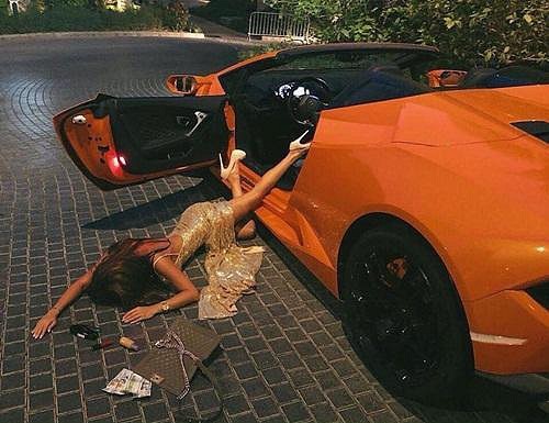 Giải mã trào lưu "ngã xe khoe đồ" đang thịnh hành trên mạng xã hội ảnh 6