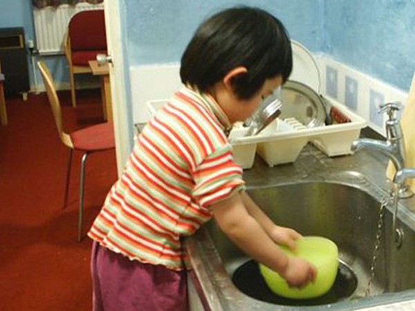 Cha mẹ bắt con làm việc nhà quá sức có thể bị phạt tới 5 triệu đồng ảnh 1