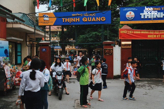 Vụ nạn nhân bị thanh sắt rơi trúng: Cô bé 6 tuổi vẫn ngơ ngác chờ mẹ về ảnh 5