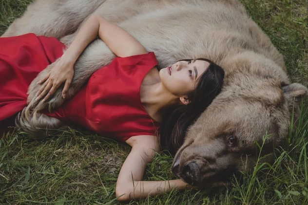 Bị chỉ trích vì ăn bám bố mẹ nuôi suốt 25 năm, chú gấu quyết định đi "bán thân nuôi mình" ảnh 3