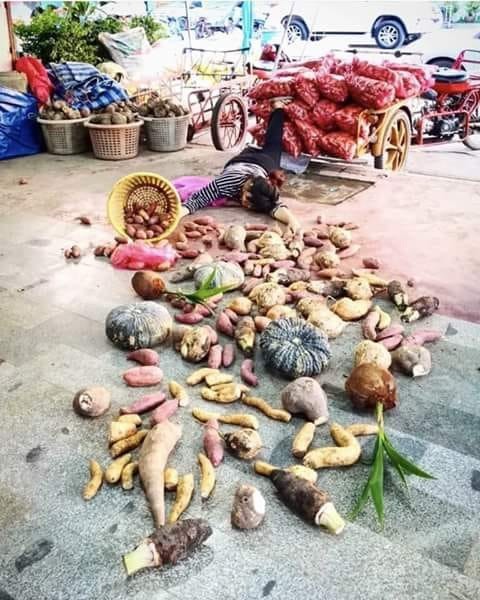 Học theo trào lưu "ngã sang chảnh", hình ảnh của bà chị bán rau củ gây sốt cộng đồng mạng ảnh 2