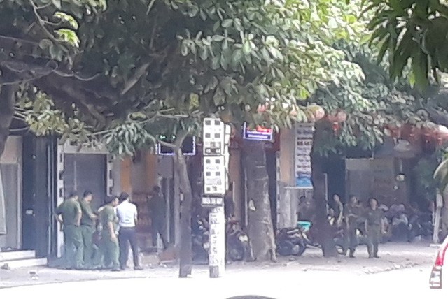 Hàng chục cảnh sát vũ trang đang vây bắt đối tượng ôm vũ khí cố thủ ảnh 4
