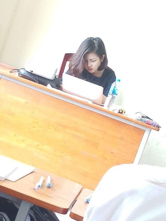 Cô giáo dạy Triết xinh như hotgirl khiến sinh viên đi học chẳng muốn về! ảnh 1