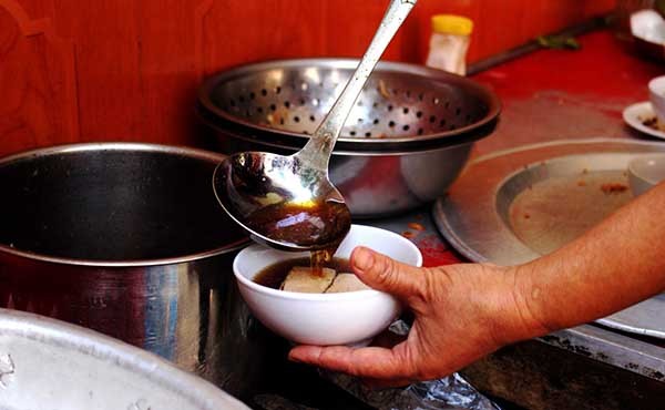 No bụng, ưng mắt với bánh cuốn gia truyền Hải Phòng ảnh 2