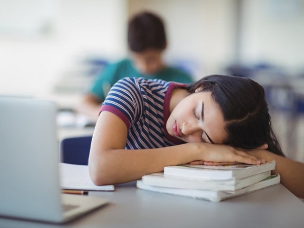 Giới trẻ thiếu ngủ dễ có nhiều hành vi nguy hiểm ảnh 1