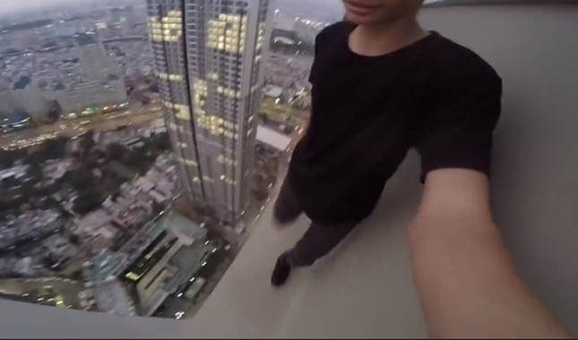 Clip thả mũ bảo hiểm từ tầng cao nhất của Landmark 81 gây tranh cãi ảnh 3