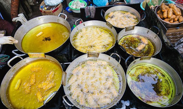 Hàng bánh rán mặn muốn ăn phải lấy số ở Hà Nội ảnh 3