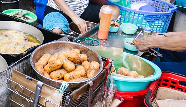 Hàng bánh rán mặn muốn ăn phải lấy số ở Hà Nội ảnh 7
