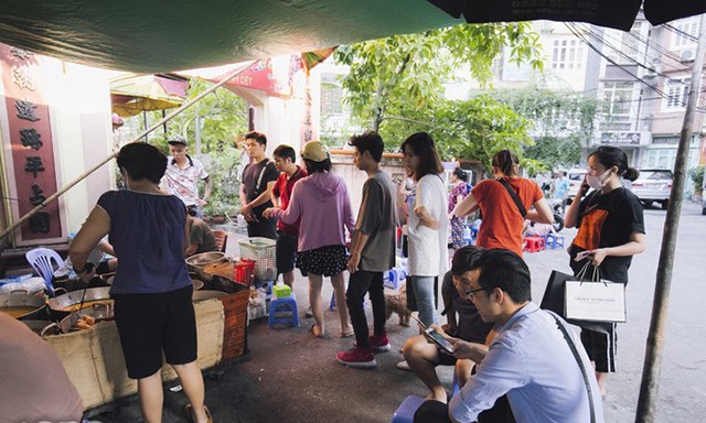 Hàng bánh rán mặn muốn ăn phải lấy số ở Hà Nội ảnh 6