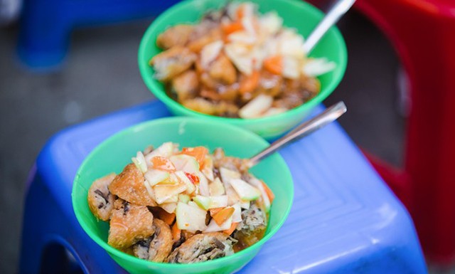 Hàng bánh rán mặn muốn ăn phải lấy số ở Hà Nội ảnh 8