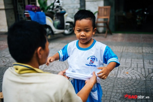 Cậu bé hôn mẹ trên chiếc xe chở đầy ve chai ảnh 6