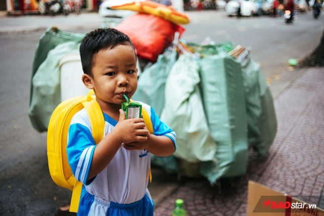 Cậu bé hôn mẹ trên chiếc xe chở đầy ve chai ảnh 7