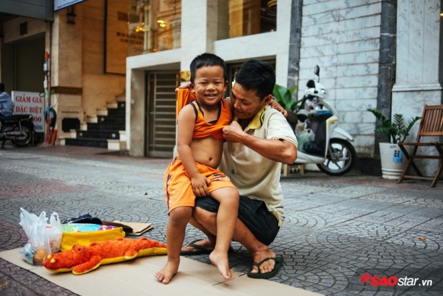 Cậu bé hôn mẹ trên chiếc xe chở đầy ve chai ảnh 5