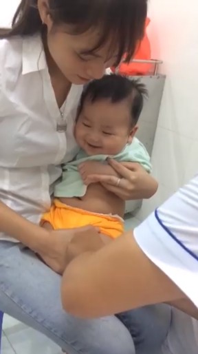Clip: Em bé bị tiêm gây sốt vì cả em bé và "cô y tá" đều quá đáng yêu ảnh 1