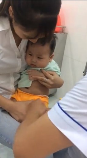 Clip: Em bé bị tiêm gây sốt vì cả em bé và "cô y tá" đều quá đáng yêu ảnh 2