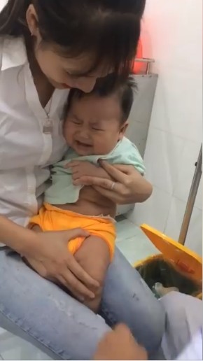 Clip: Em bé bị tiêm gây sốt vì cả em bé và "cô y tá" đều quá đáng yêu ảnh 3