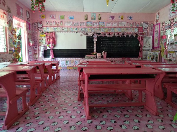 Cô giáo biến lớp học tẻ nhạt thành căn phòng hồng rực phong cách Hello Kitty ảnh 1