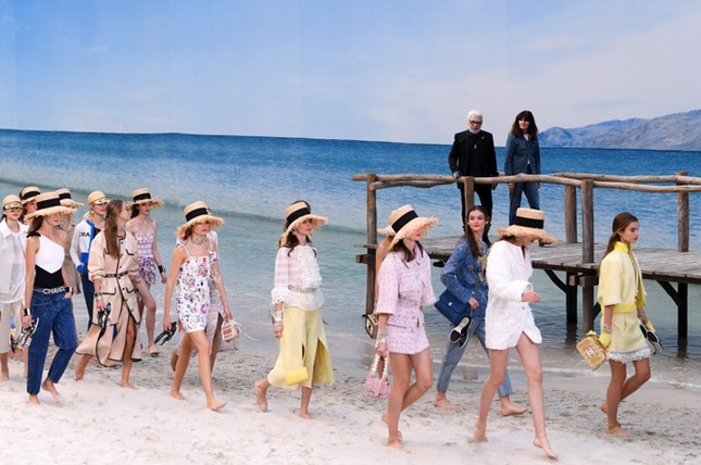 Chanel lại khiến cả thế giới sững sờ khi đem bãi biển vào lòng Paris ảnh 3