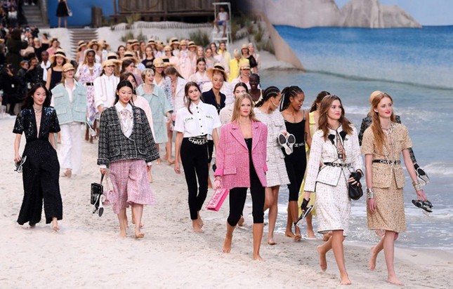 Chanel lại khiến cả thế giới sững sờ khi đem bãi biển vào lòng Paris ảnh 4