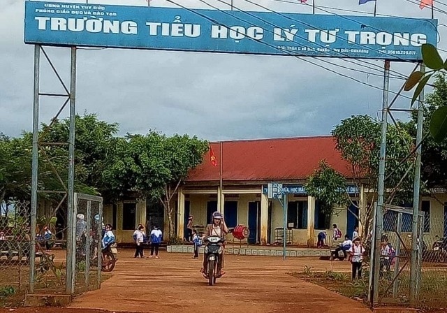 Xôn xao chuyện nam giáo viên có hồ sơ lý lịch "sinh đôi" với cán bộ huyện! ảnh 2