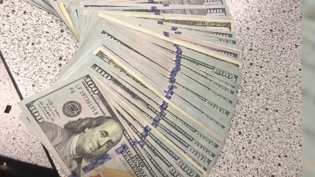 Mỹ: Nhặt được ví tiền gần 233 triệu đồng, cậu học sinh đem nộp cảnh sát ảnh 1