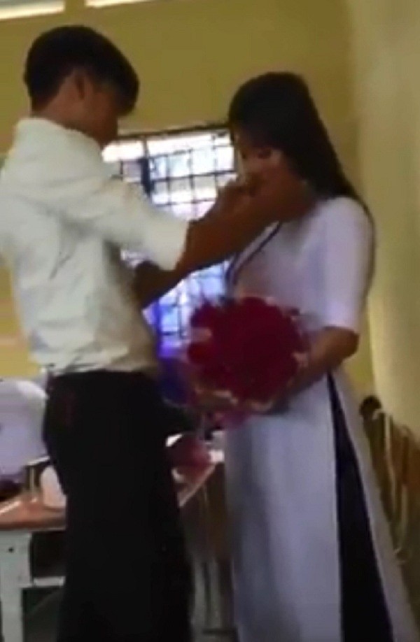 Mặc "tiết mục" tỏ tình rình rang, nhân vật "bí ẩn" này vẫn... ngồi học ảnh 1