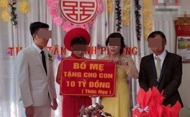 Bố mẹ "chịu chơi" tặng chiếc bảng ghi 10 tỷ làm quà cưới cho con khiến dân mạng “choáng váng” ảnh 2