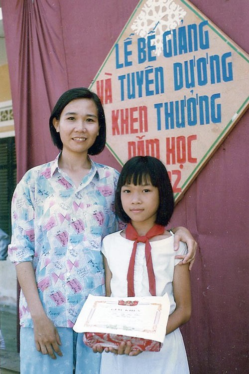 Ngắm loạt ảnh thần thái "ngôi sao" từ thuở bé của "Họa mi tóc nâu" ảnh 1