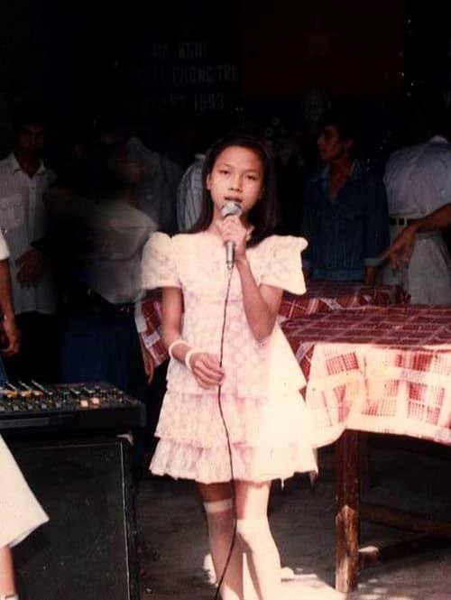 Ngắm loạt ảnh thần thái "ngôi sao" từ thuở bé của "Họa mi tóc nâu" ảnh 3