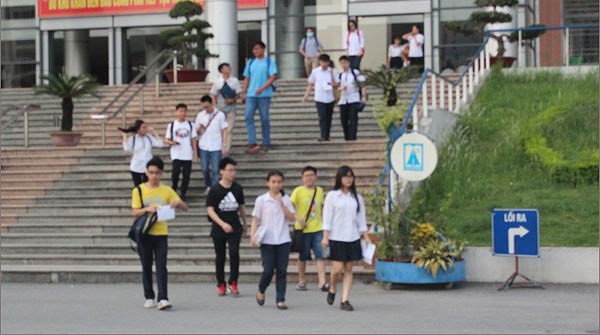 Thi vào lớp 10 THPT: Giáo viên băn khoăn về đề thi môn Ngoại ngữ ảnh 1
