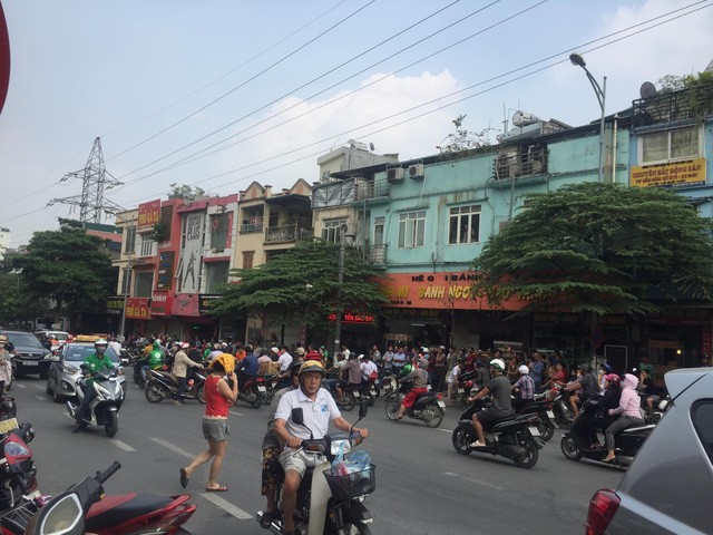 Hà Nội: Ngôi nhà 9 tầng trên phố Hào Nam bốc cháy dữ dội ảnh 6