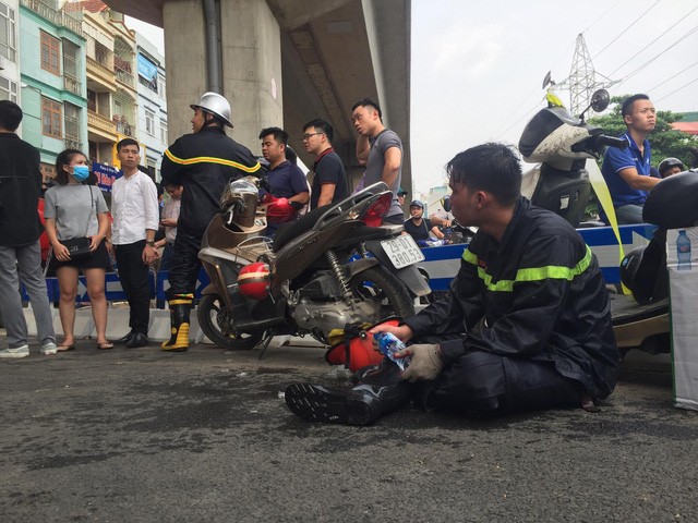 Hà Nội: Ngôi nhà 9 tầng trên phố Hào Nam bốc cháy dữ dội ảnh 8
