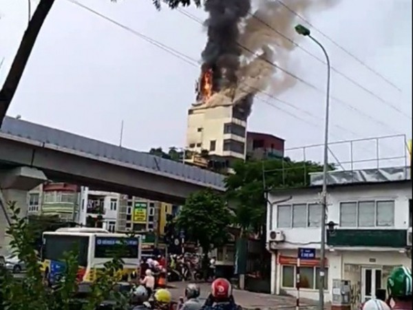 Hà Nội: Ngôi nhà 9 tầng trên phố Hào Nam bốc cháy dữ dội ảnh 1