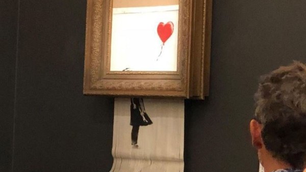 Banksy - Nghệ sĩ graffiti lừng danh thế giới và câu chuyện về bức họa tự hủy gây xôn xao ảnh 10