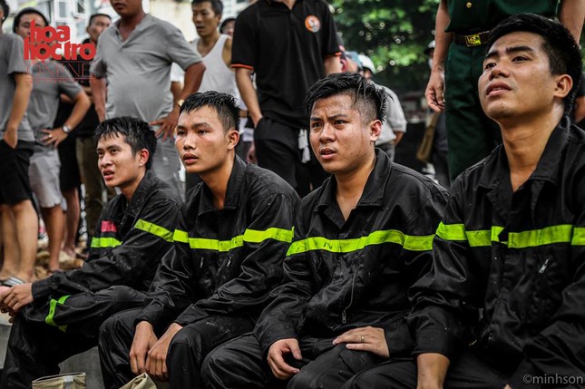 Cháy lớn ở Hà Nội: Xúc động những hình ảnh người lính cứu hỏa nỗ lực dập lửa ảnh 6