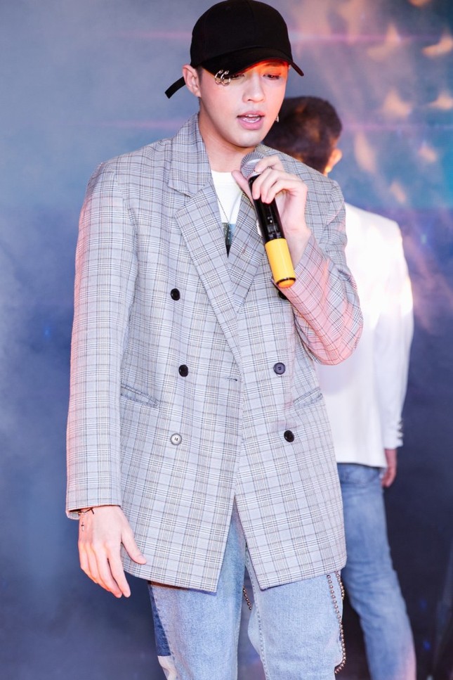 Noo Phước Thịnh xuất hiện trong buổi phát cơm từ thiện giữa ồn ào bị kiện bản quyền ảnh 1