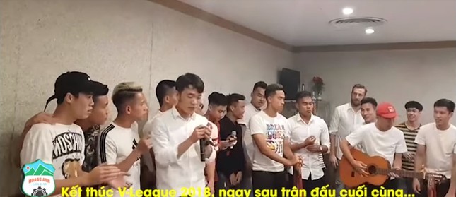 Sky "sướng rơn" khi nghe Xuân Trường và đồng đội cover hit của Sơn Tùng M-TP ảnh 1