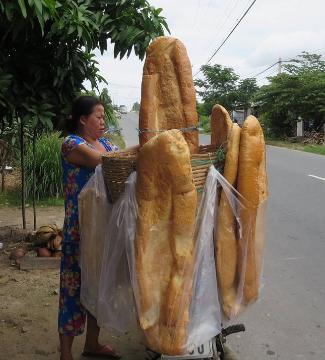 Bánh mì "khổng lồ" Việt Nam dù vào top món ăn kì lạ nhưng không còn bán ảnh 1