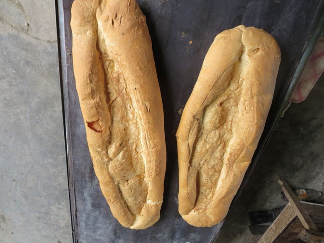 Bánh mì "khổng lồ" Việt Nam dù vào top món ăn kì lạ nhưng không còn bán ảnh 2