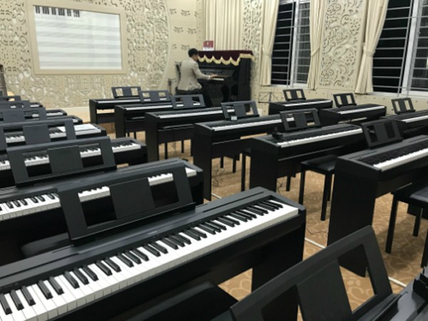 Học sinh chuyên Ngoại ngữ Hà Nội được học đàn piano, violin tại trường ảnh 1