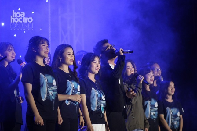 Thùy Chi “đóng băng” cùng sinh viên trường Báo tại nhạc hội Nhật ký 20 - Khoảnh khắc 2018 ảnh 2