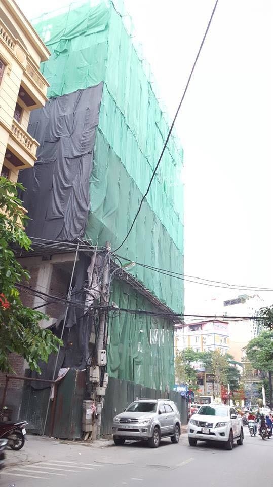 Hà Nội: Thanh sắt “từ công trình rơi xuống" xuyên thủng ô tô khiến nhiều người hú vía ảnh 1