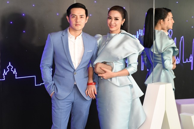 Vừa trở về từ Nhật, Đông Nhi tình tứ cùng Ông Cao Thắng sang Malaysia dự sự kiện ảnh 2