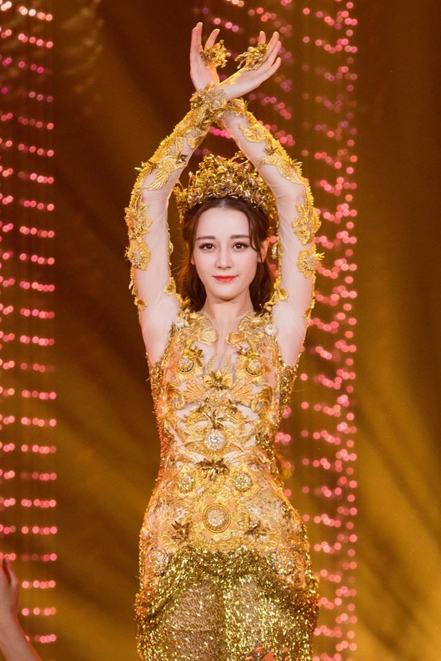 "Nữ thần Kim Ưng" Địch Lệ Nhiệt Ba lộng lẫy là vậy mà vẫn bị chê tay thô, múa cứng? ảnh 3