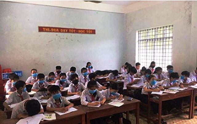 Cả lớp đeo khẩu trang học bài vì mùi hôi thối ảnh 1