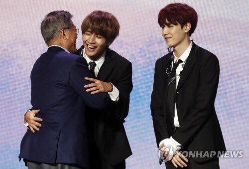 BTS cười tít cả mắt khi chụp hình với Tổng thống Moon Jae In trên đất Pháp ảnh 4