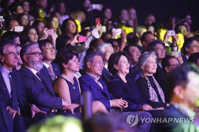 BTS cười tít cả mắt khi chụp hình với Tổng thống Moon Jae In trên đất Pháp ảnh 5