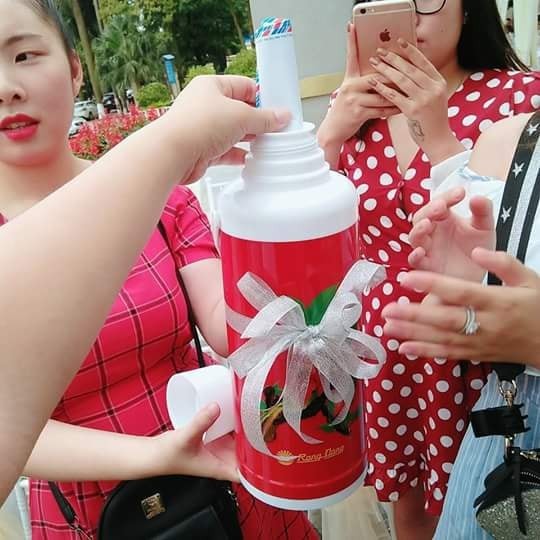 Phong cách mừng cưới "bá đạo" chứng minh hội bạn thân là những đứa "lầy" và "nhây" nhất quả đất! ảnh 2